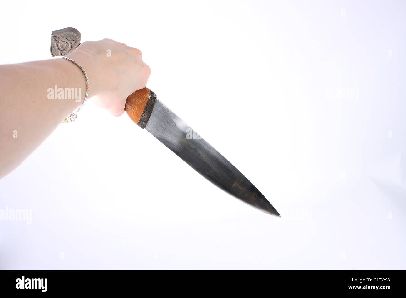 La tenuta di un sguainato Viking Scramasax pugnale, un arma e l'attrezzo  portato da entrambi i Sassoni e i vichinghi Foto stock - Alamy