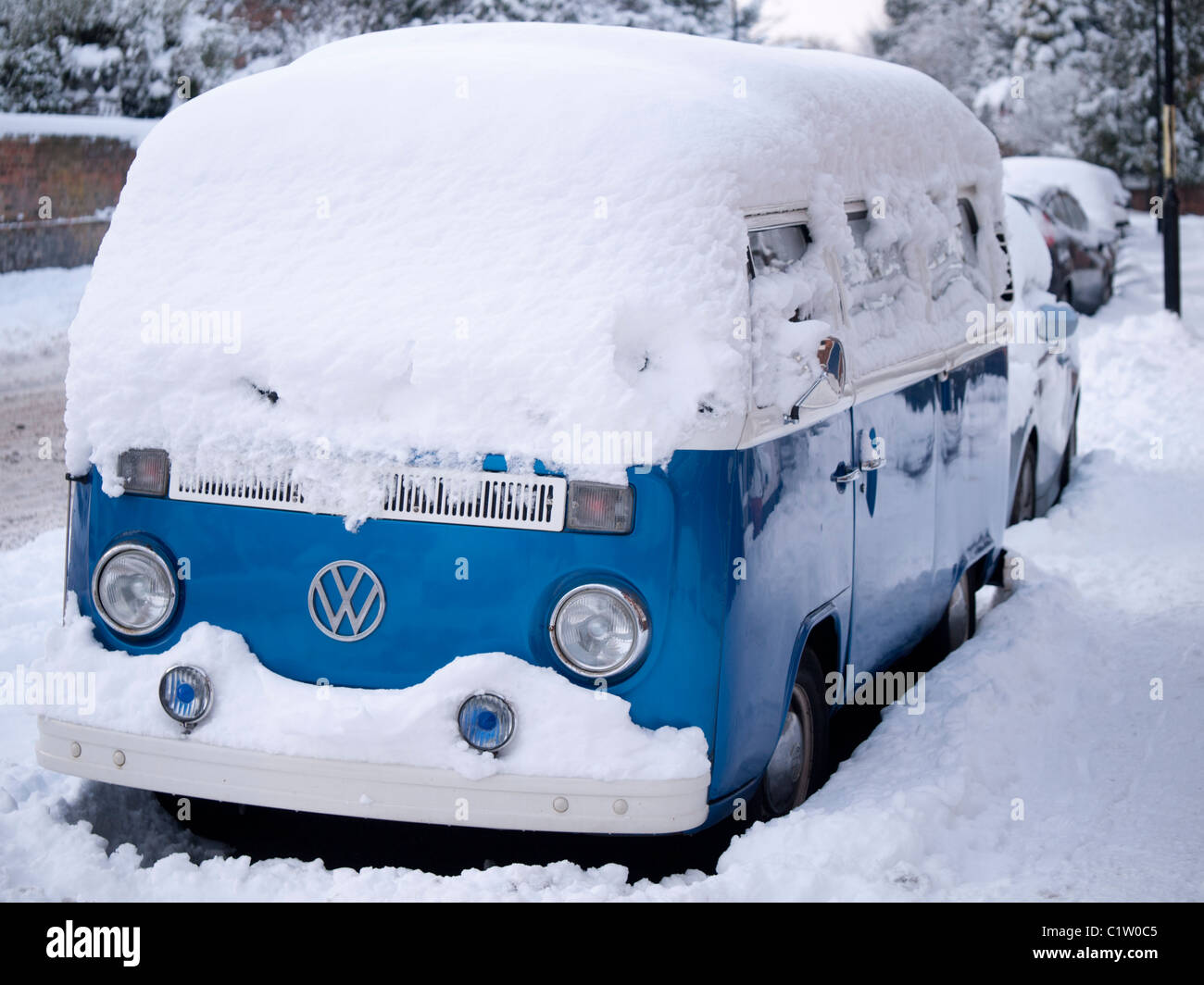 Una Volkswagen camper parcheggiato su una strada e coperto di neve. Foto Stock