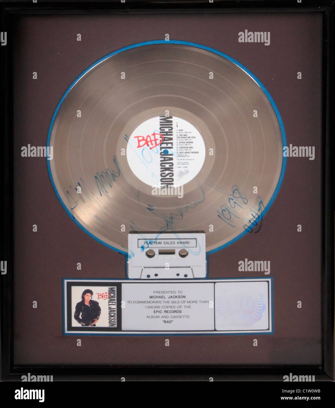 Un RIAA record platinum award presentato a Michael Jackson per commemorare la vendita di più di un milione di copie del poema epico Foto Stock