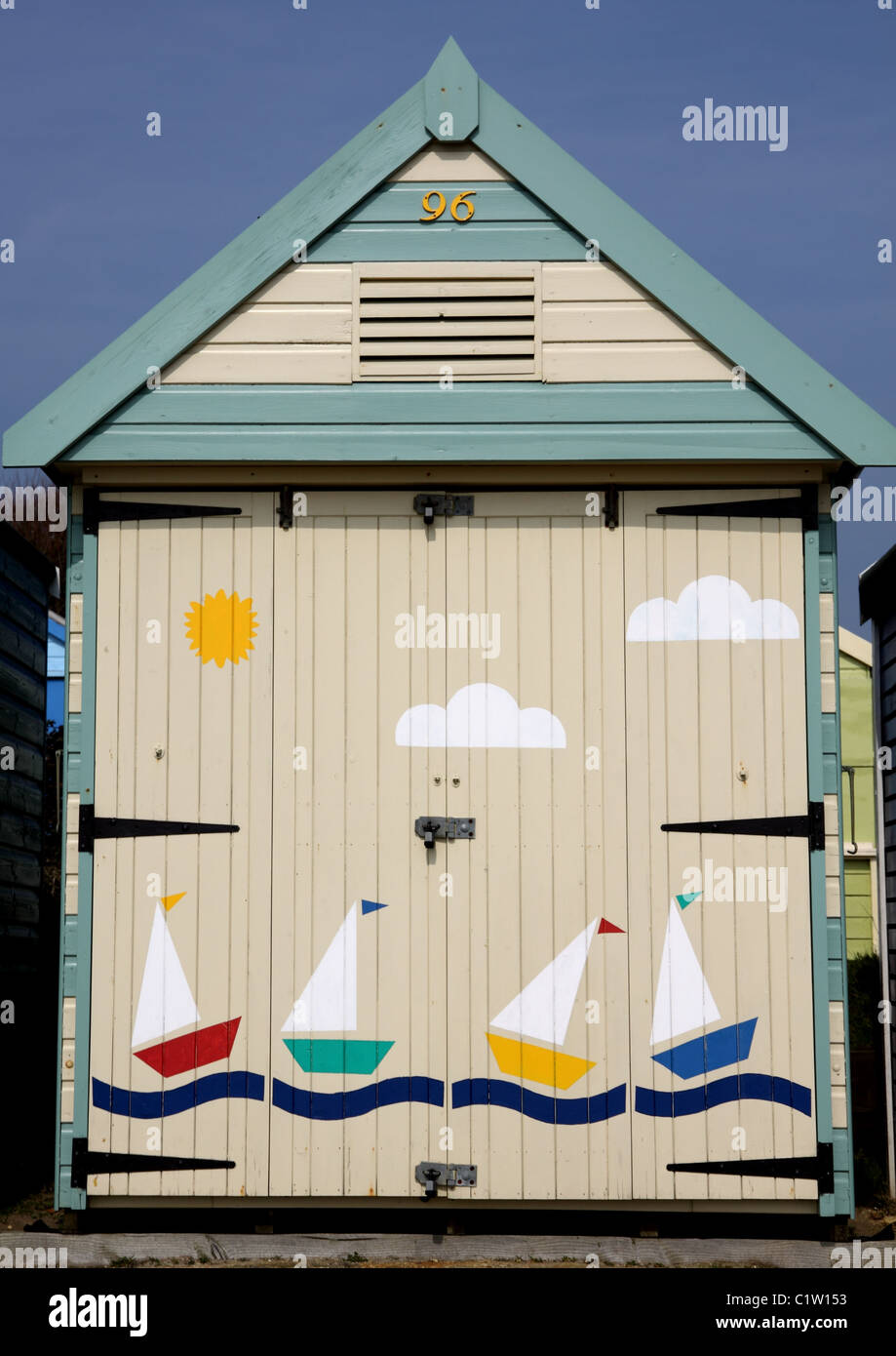 Dipinto a mano beach hut in Avon spiaggia vicino Mudeford nel Dorset Foto Stock