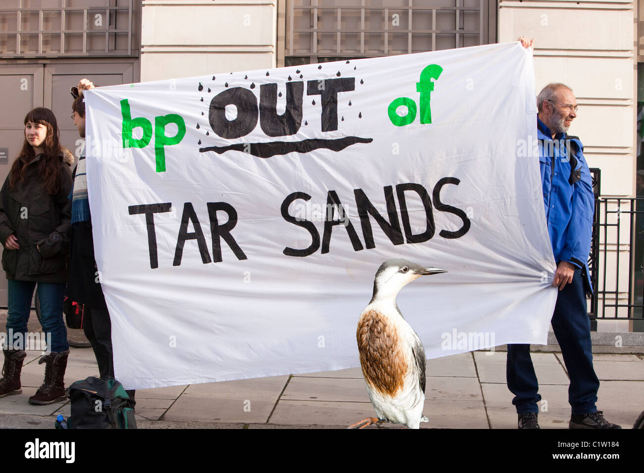 I dimostranti fuori sede di BP a Londra. Foto Stock