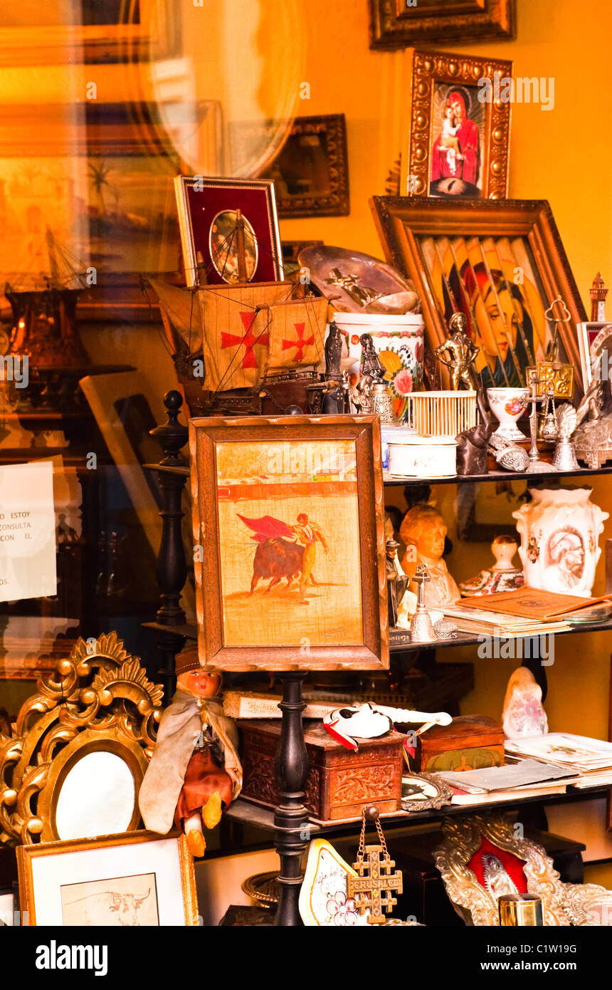 Malaga, Spagna. Negozio di antiquariato finestra con immagine del torero. Foto Stock