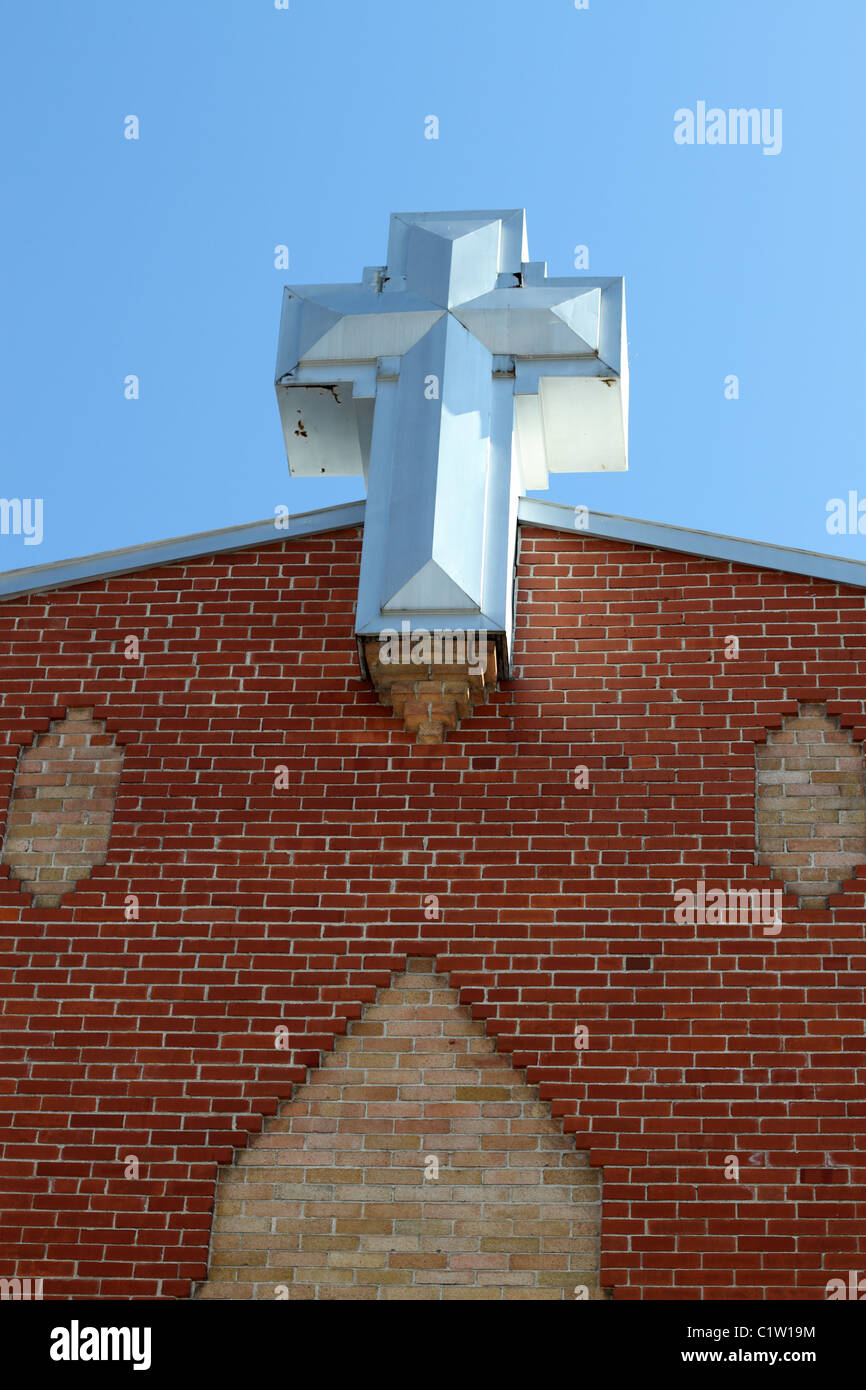 Croce cattolica sulla parte esterna di un mattone costruito Cappella Foto Stock