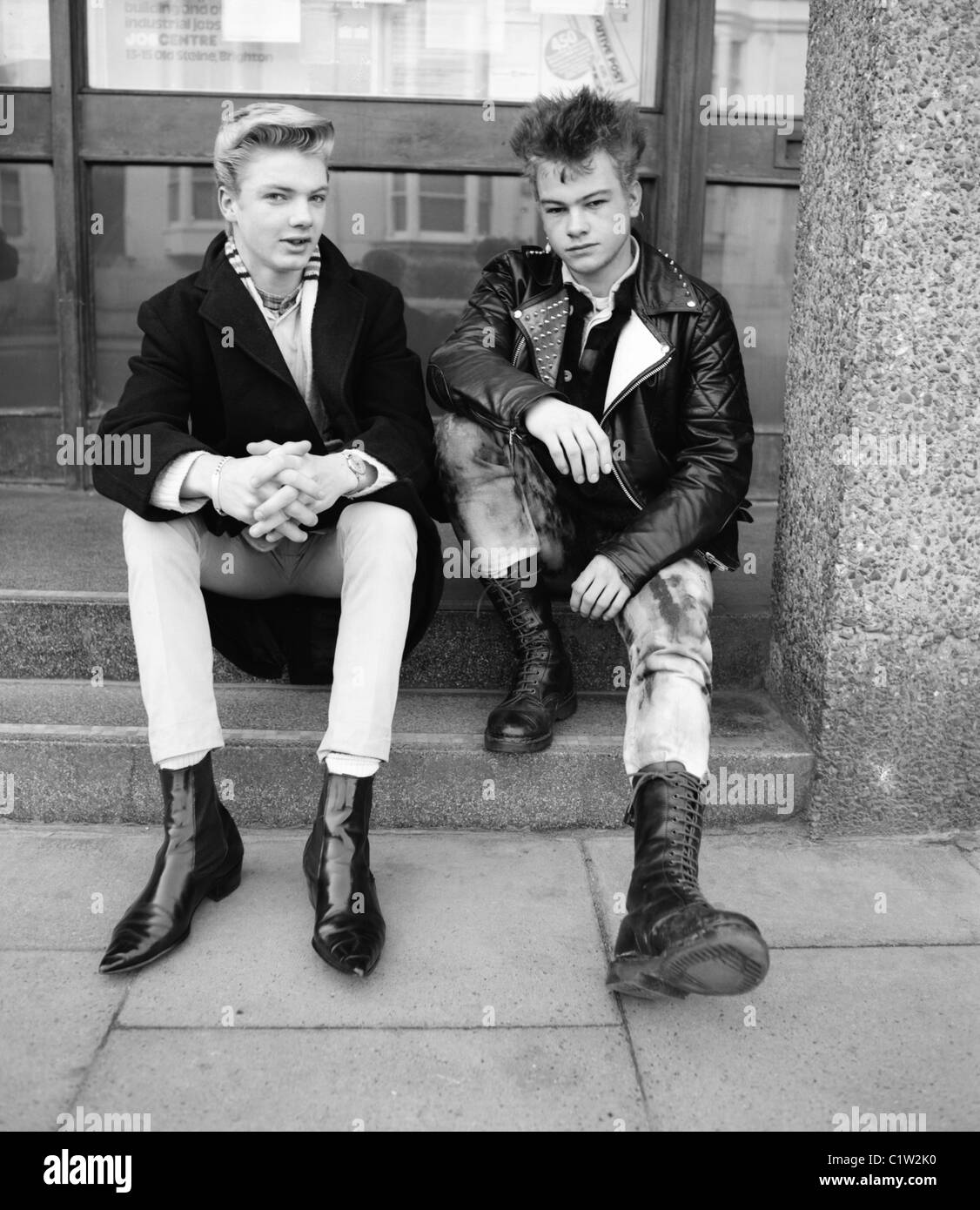 Due giovani uomini, Brighton, Sussex, Inghilterra, (1983) Foto Stock