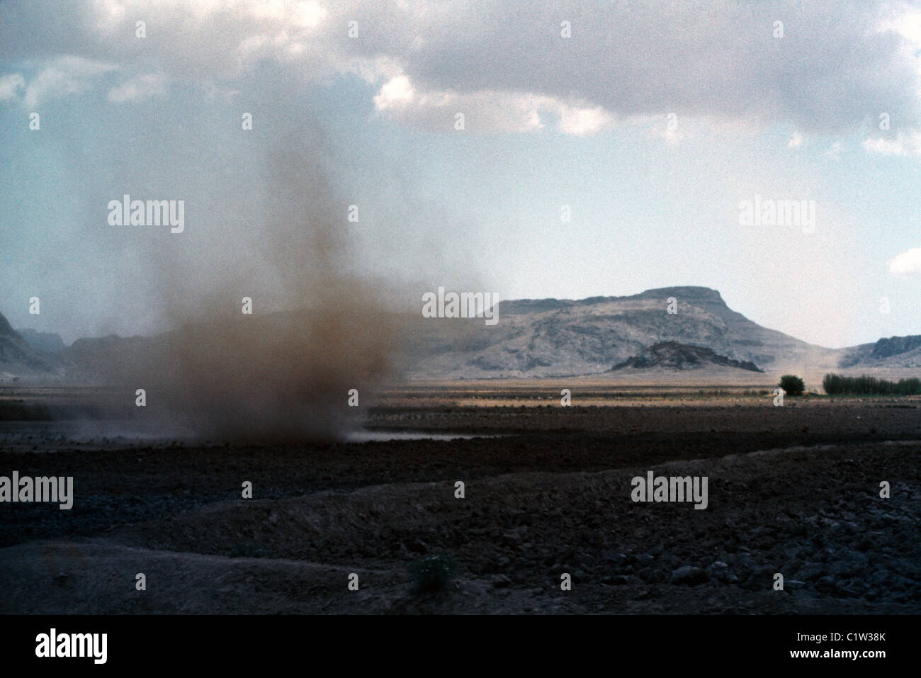 Deserto Yemen Dust Devil Foto Stock