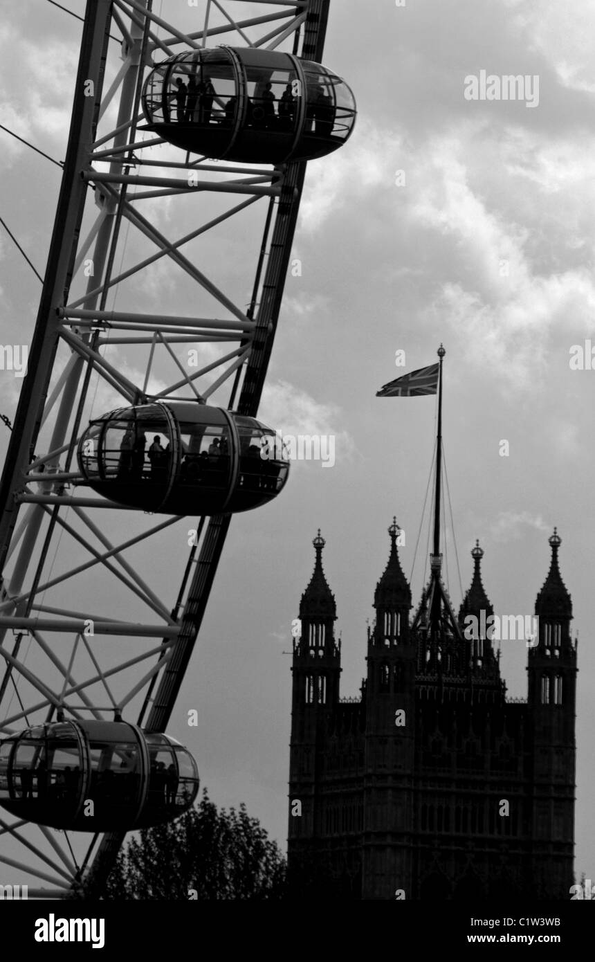 Il London Eye, con le case del Parlamento in background. Foto Stock