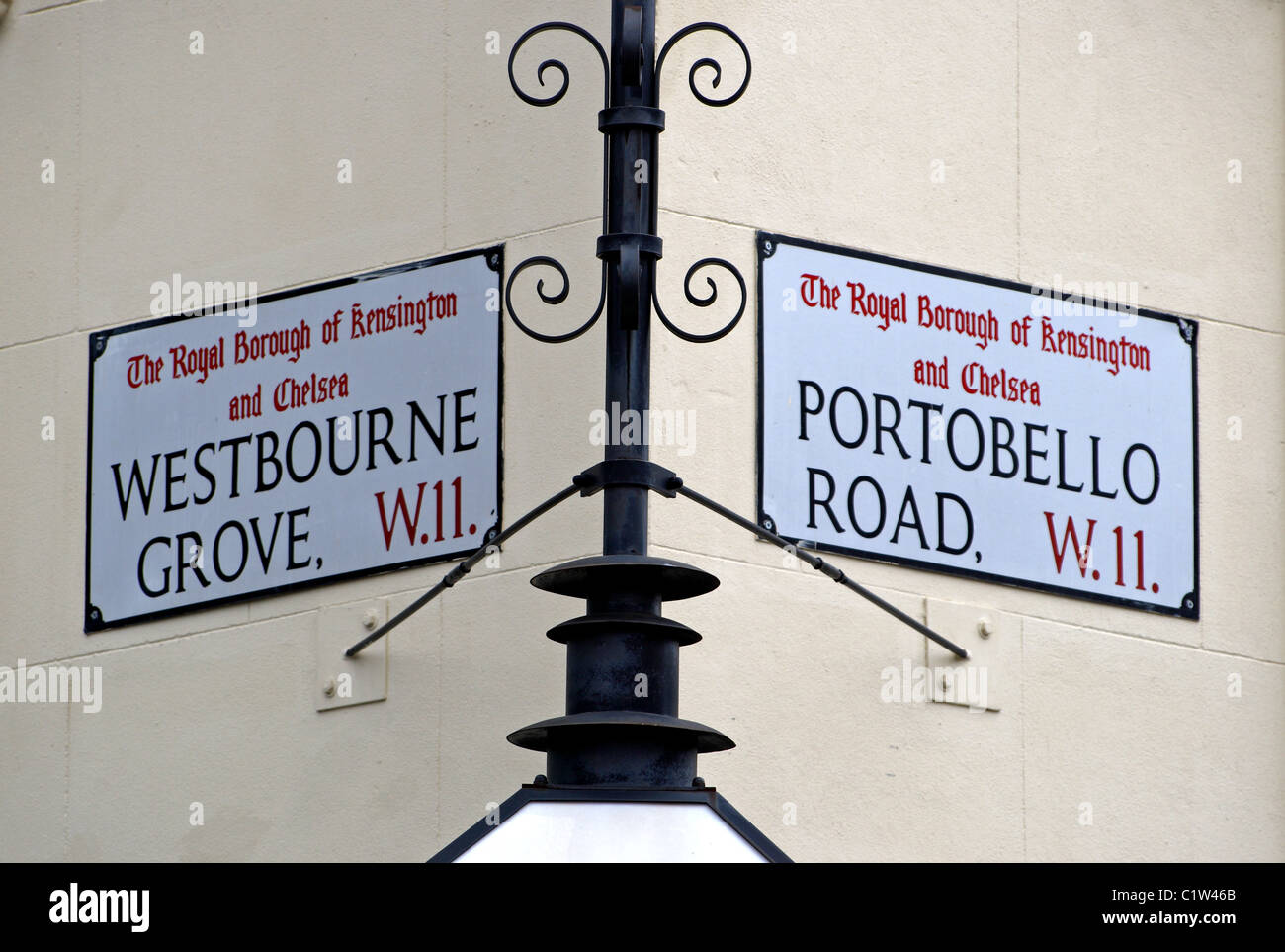La strada dei segni di Portobello Road e poi Westbourne Grove, a Londra, in Inghilterra. Foto Stock