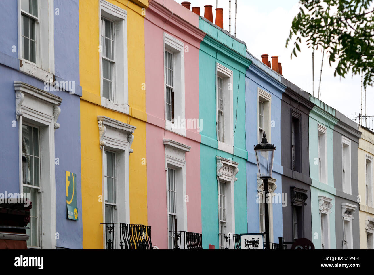Una fila di colorate case a schiera su Portobello Road a ovest di Londra, Inghilterra. Foto Stock