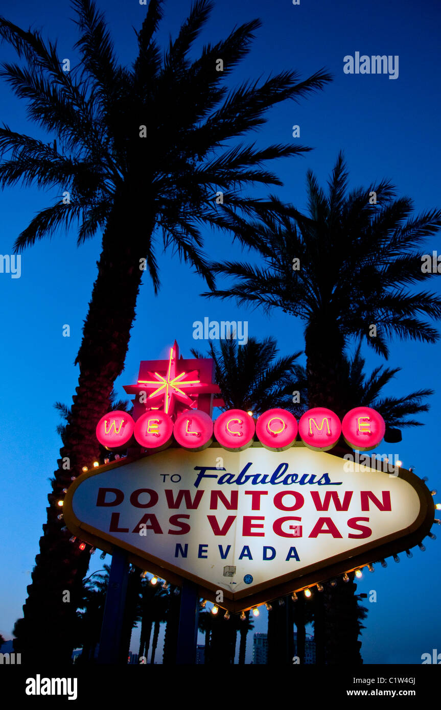 Segno di benvenuto illuminata di notte, Las Vegas, Nevada, STATI UNITI D'AMERICA Foto Stock