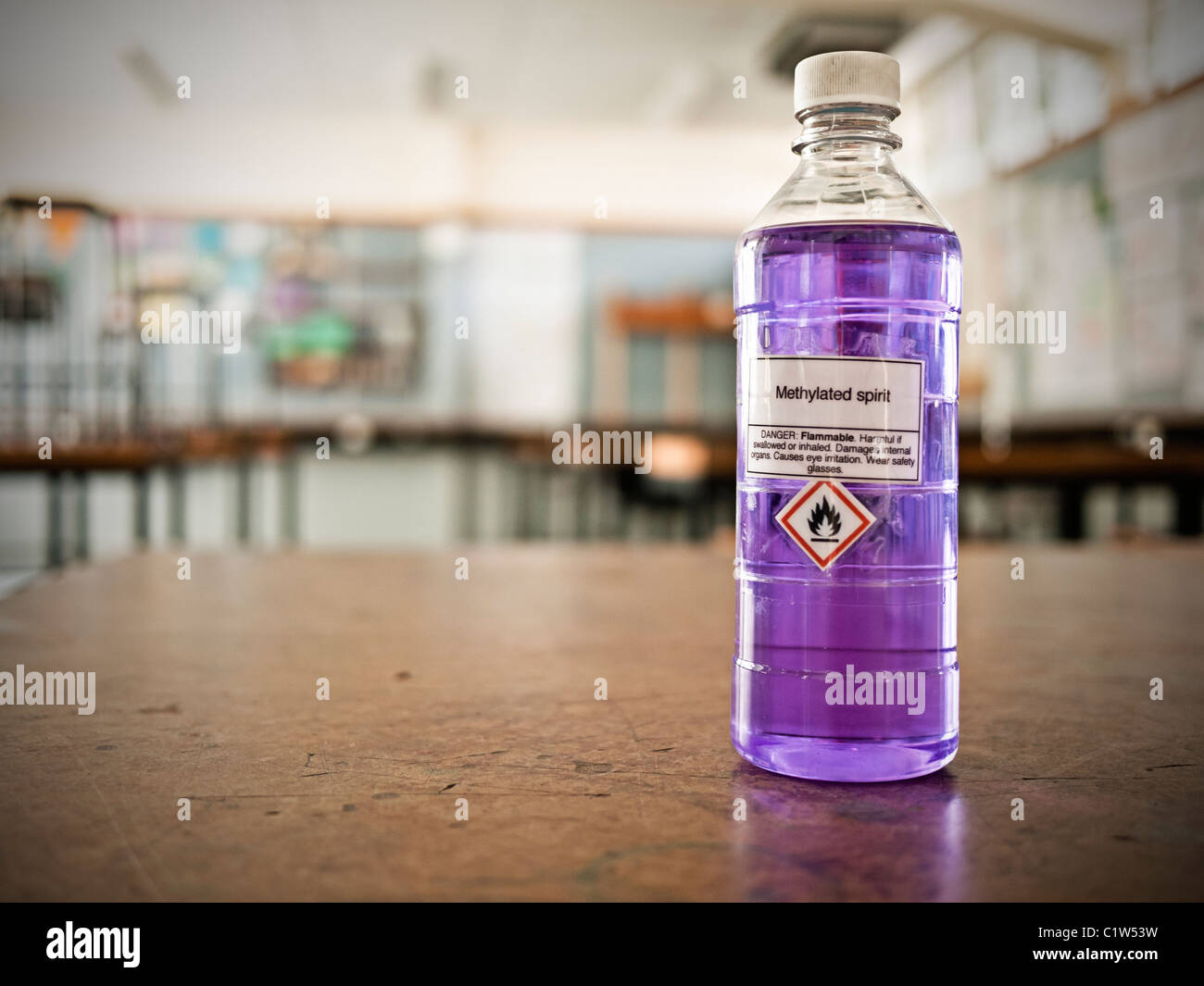 Alcool denaturato bottiglia in School Science Laboratory. Foto Stock