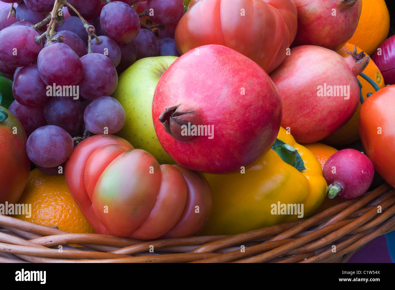 Cesto di frutta e verdura. Dieta sana. Foto Stock