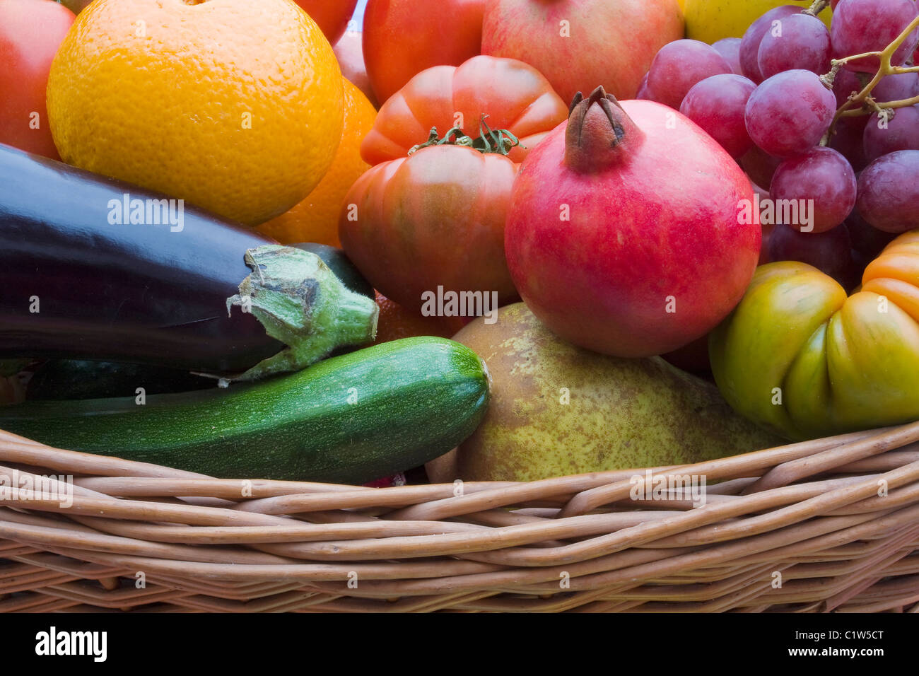 Cesto di frutta e verdura. Dieta sana. Foto Stock