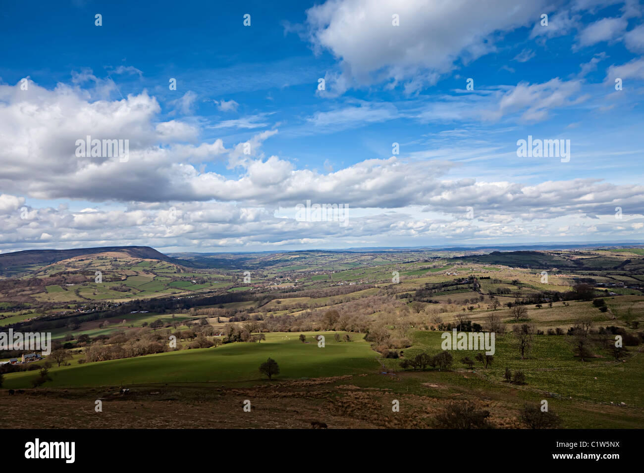 Guardando a nord da The Skirrid attraverso terreni agricoli e di campagna Wales UK Foto Stock