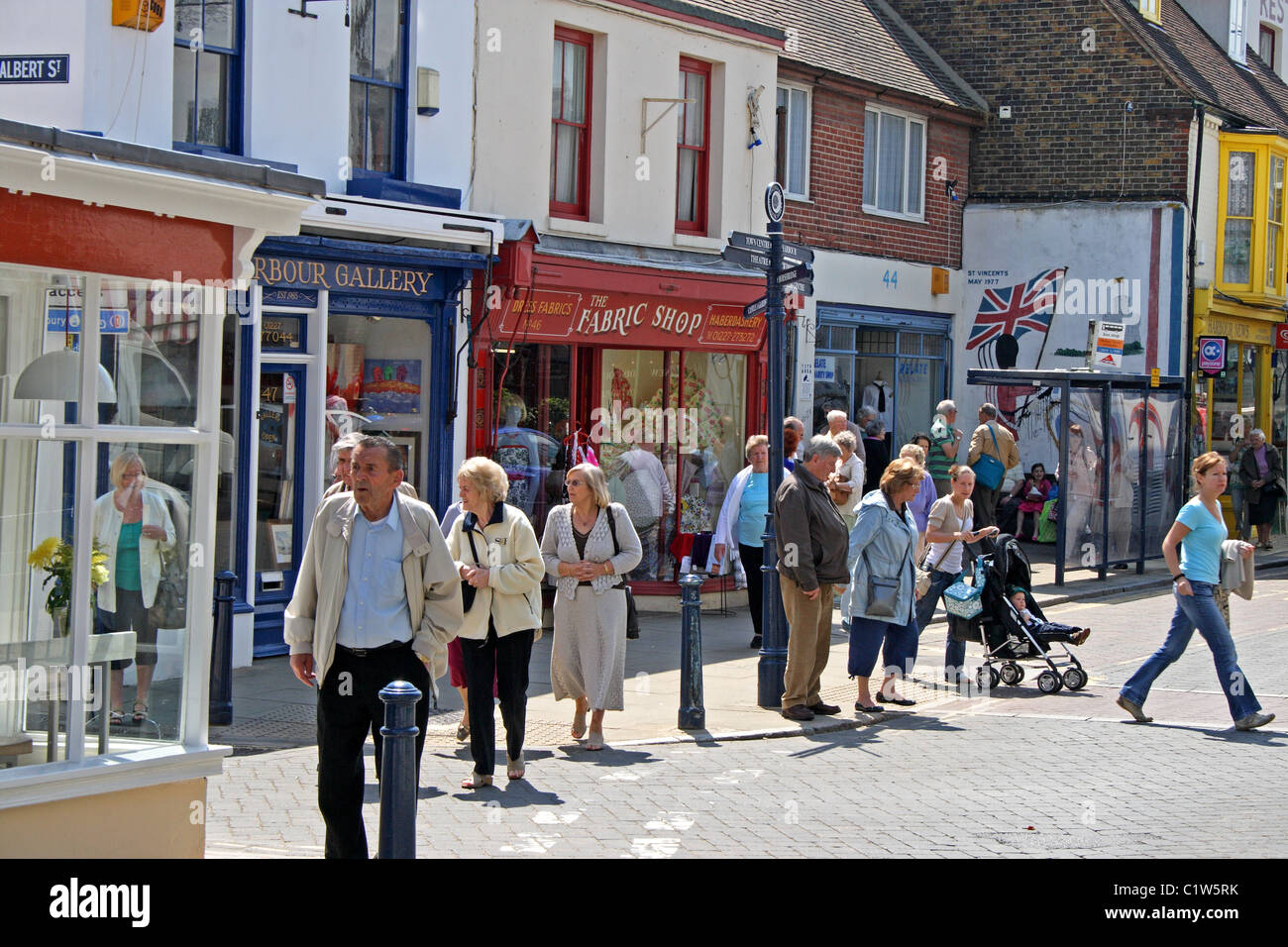 Whitstable High Street, nella città costiera di Whitstable, nel sud-est dell' Inghilterra. Foto Stock