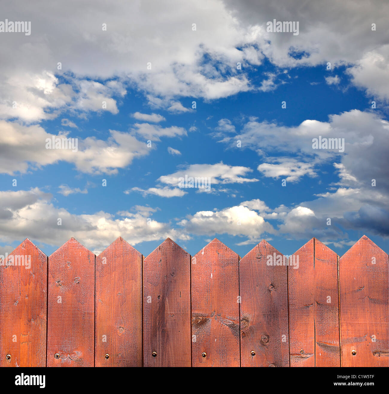 Staccionata in legno e un bellissimo cielo Foto Stock