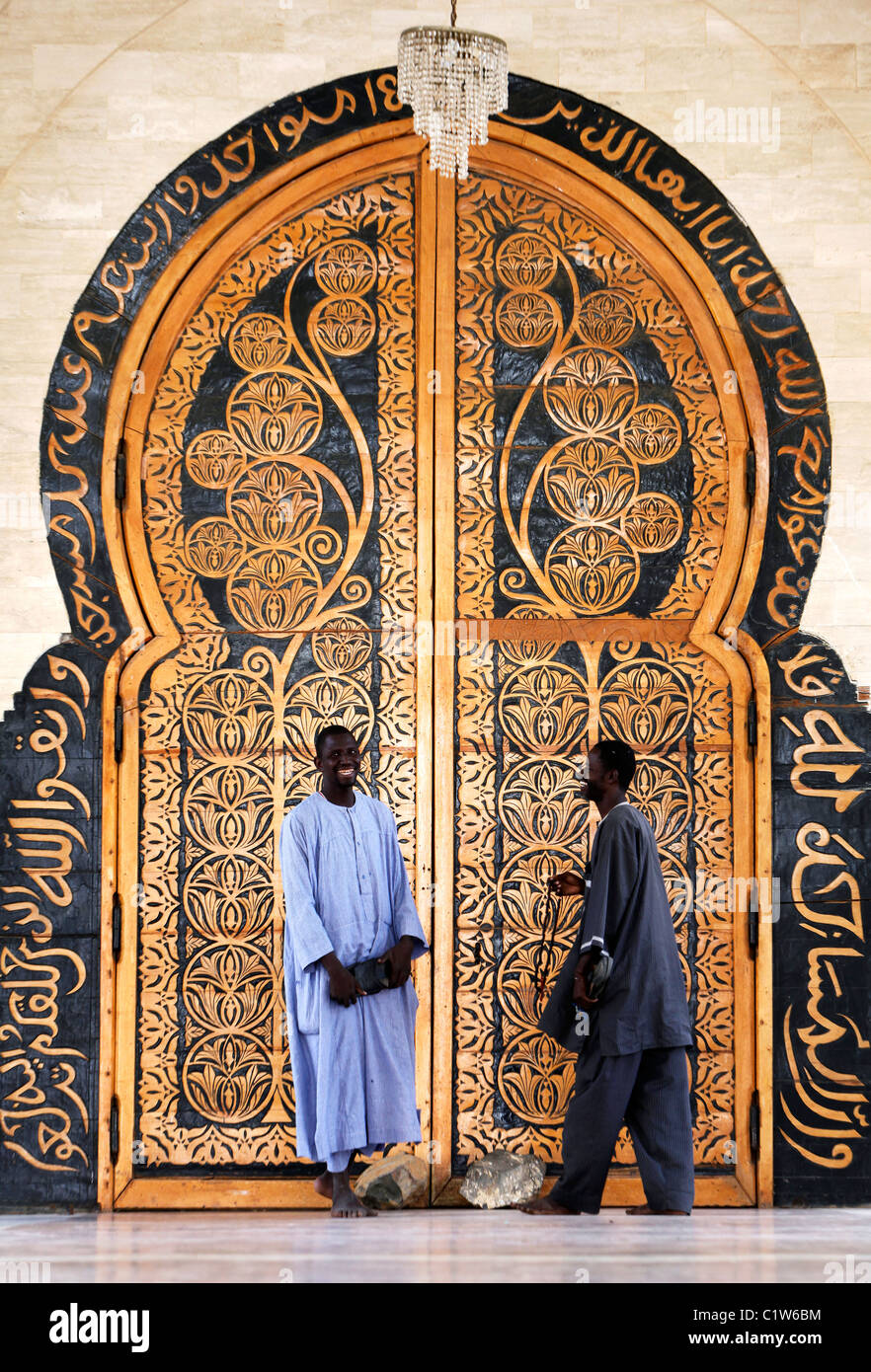 Porta alla Grande Moschea, Touba, Senegal Africa occidentale Foto Stock