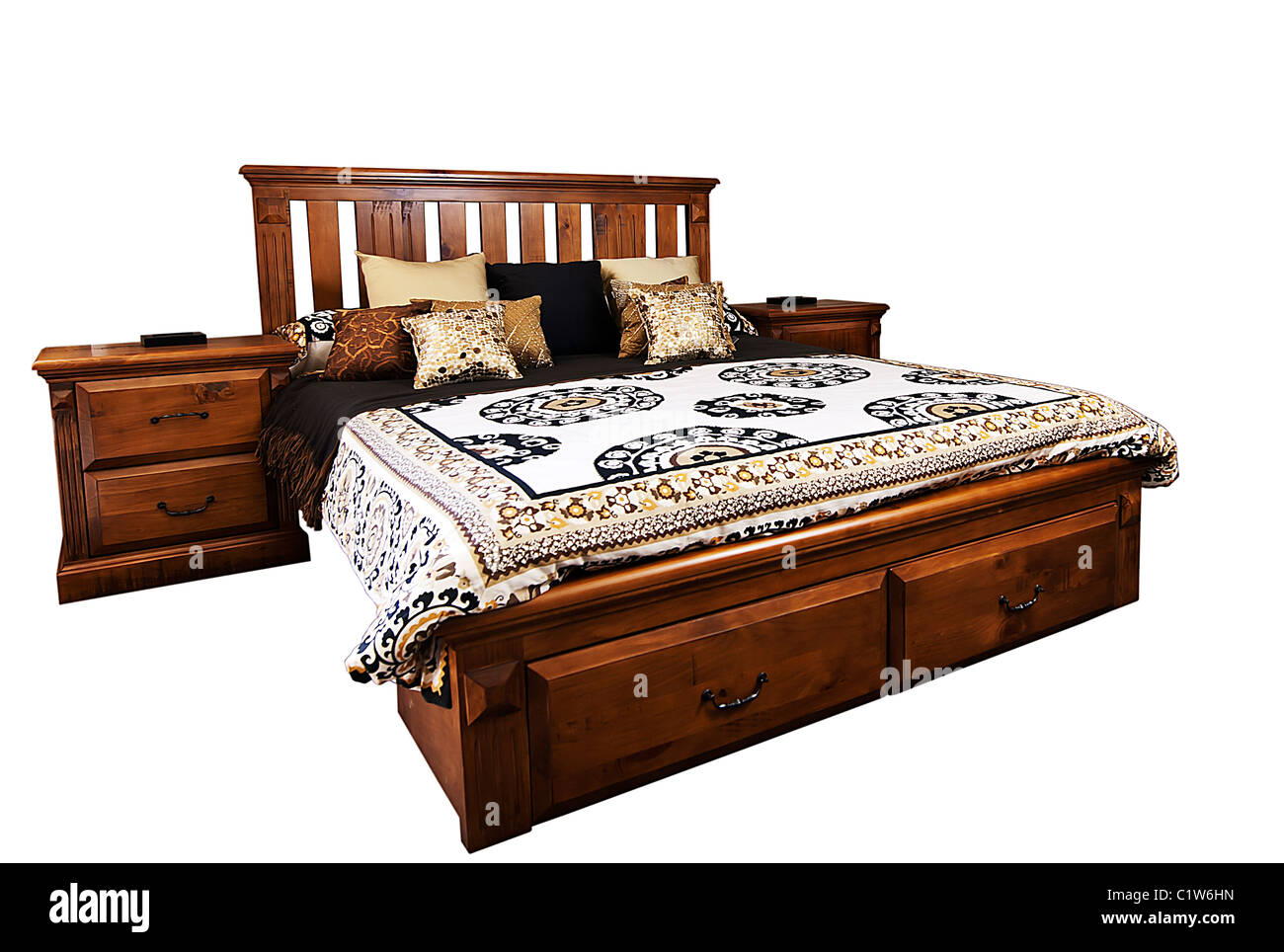 Bella camera da letto con un letto woodern e lato armadi isolato su bianco Foto Stock