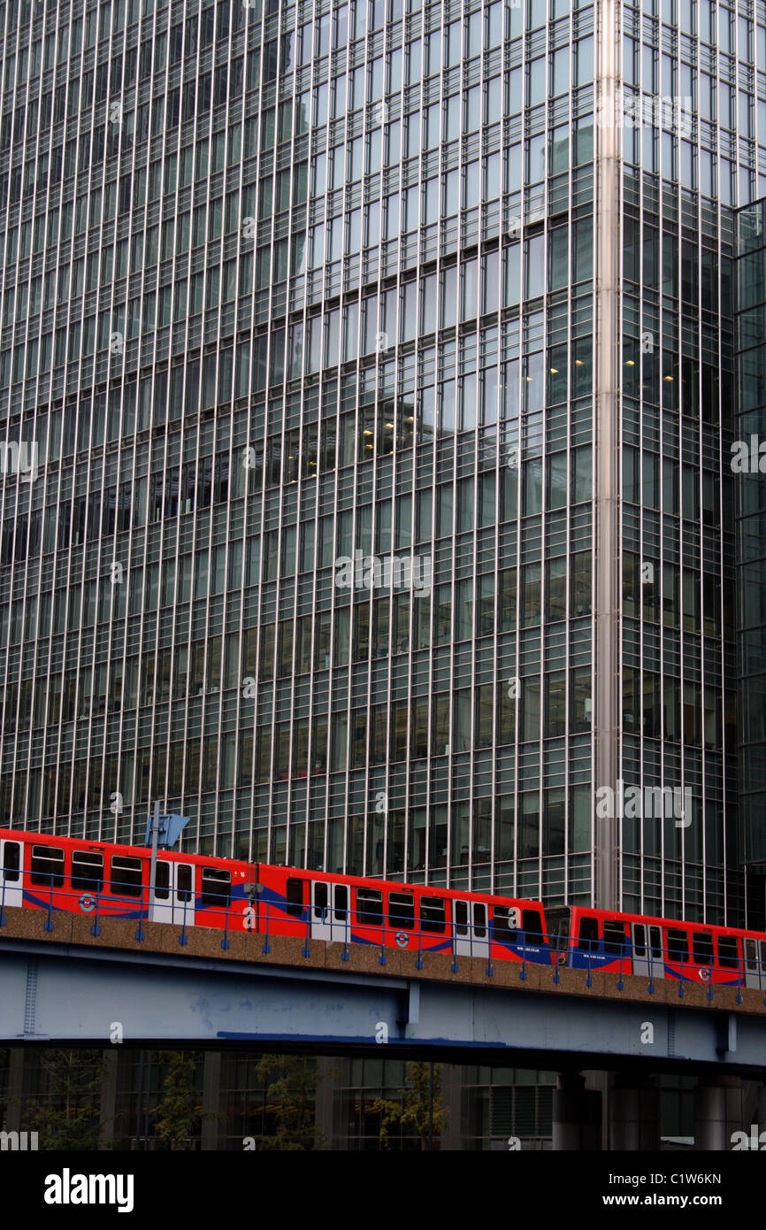 La Docklands Light Railway passando attraverso il centro finanziario di Canary Wharf, Londra, Inghilterra. Foto Stock