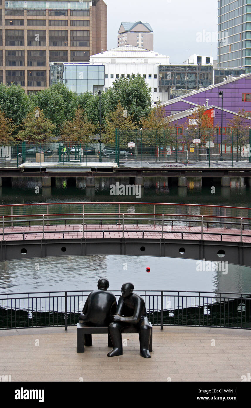 Una scultura dell'artista Giles Penny nel quartiere finanziario di Canary Wharf, Londra, Inghilterra. Foto Stock