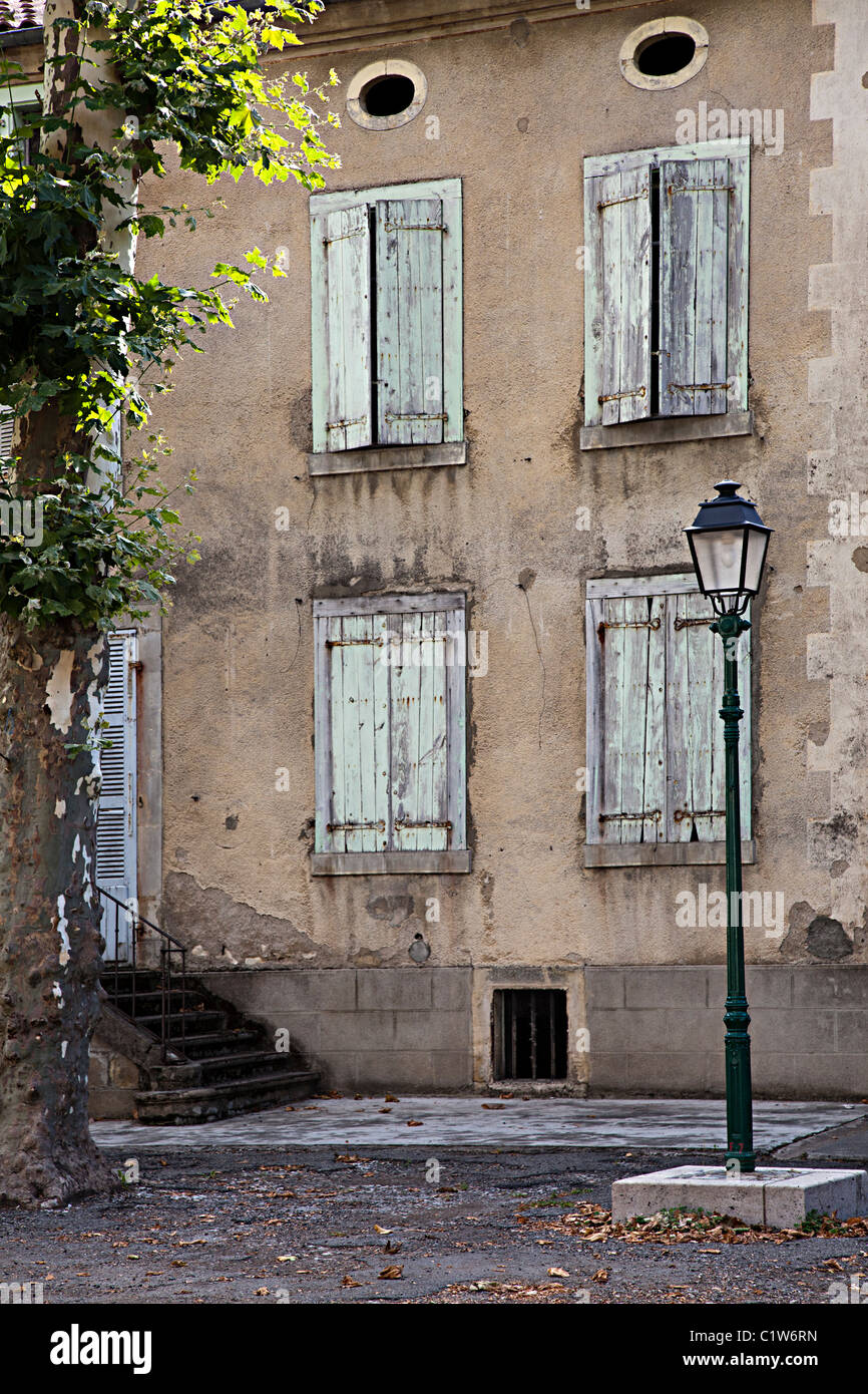 Persiane sbiadite su windows e old street light Mas d'Azil dipartimento Ariège Francia Foto Stock
