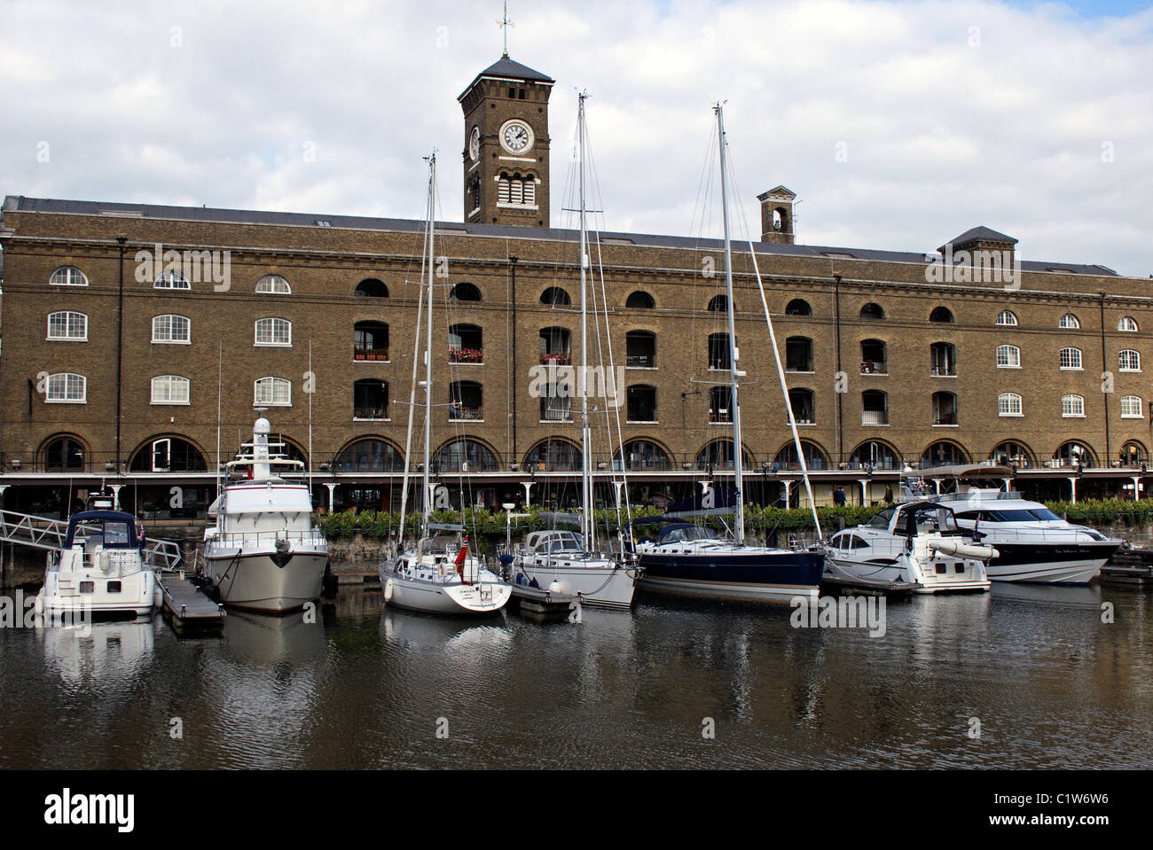 St Katherine Docks nella zona est di Londra, Inghilterra. Foto Stock