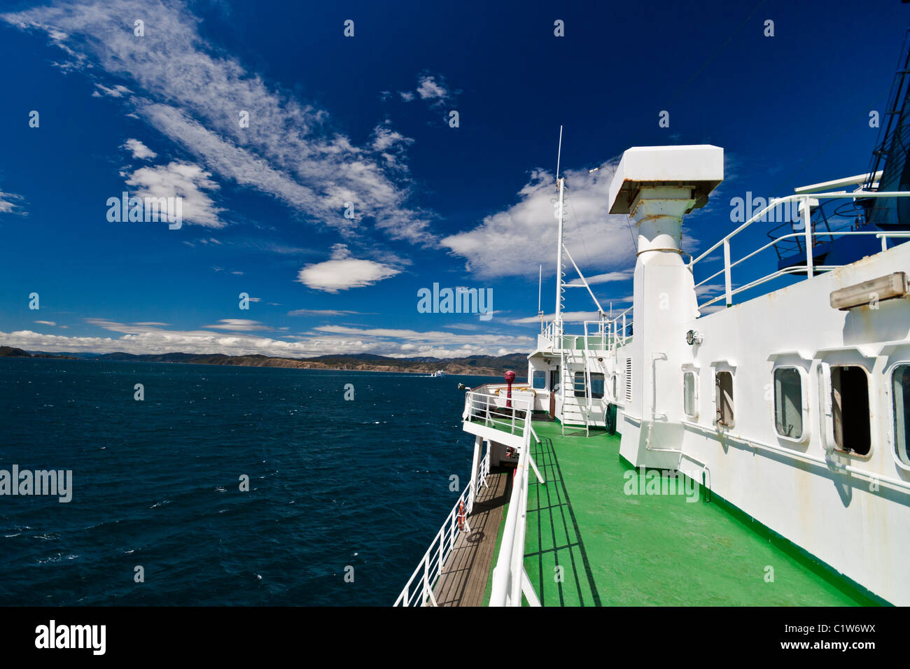 Ponte del traghetto di grandi dimensioni con vista oceano e cielo blu. Composizione del paesaggio. Foto Stock