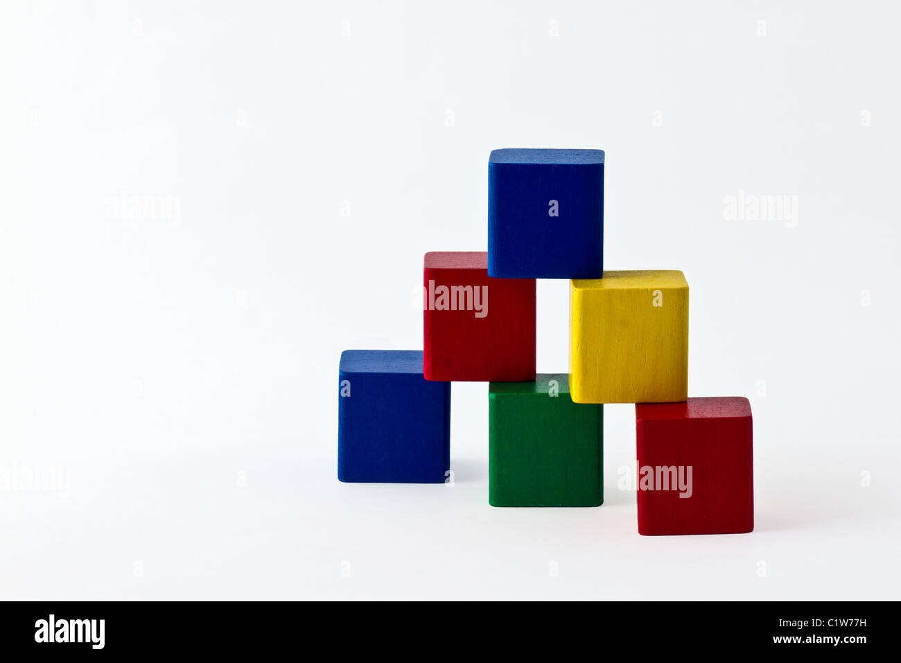 Edificio colorato blocchi disposti come una piramide. isolato su bianco. Foto Stock