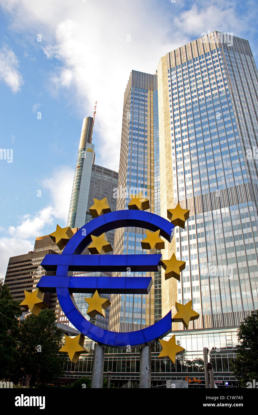 Il simbolo dell'euro nel cuore del distretto finanziario di Francoforte, in Germania. Foto Stock