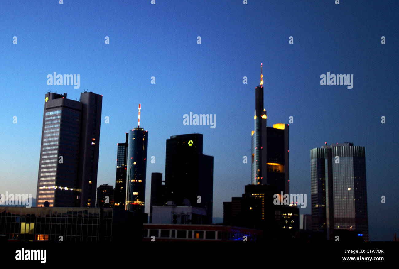 La notte skyline del distretto finanziario di Francoforte, Germania. Foto Stock