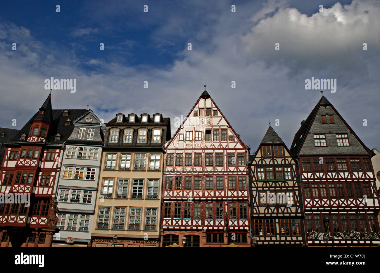 Architettura tradizionale nella piazza principale della città vecchia in Frankfurt am Main, Germania. Foto Stock