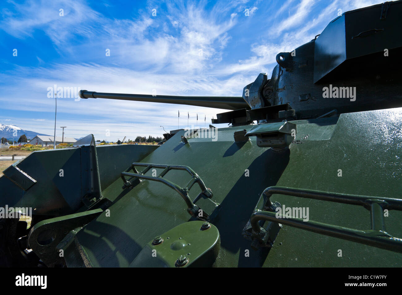 Il verde militare il serbatoio con un blu cielo nuvoloso. Esercito Nazionale Museo, Waiouru, Nuova Zelanda. Foto Stock