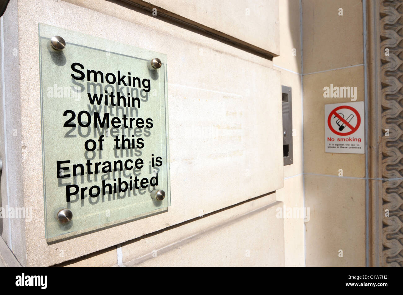 Vietato fumare avviso ufficio edificio street ingresso proibito 20 metri Foto Stock