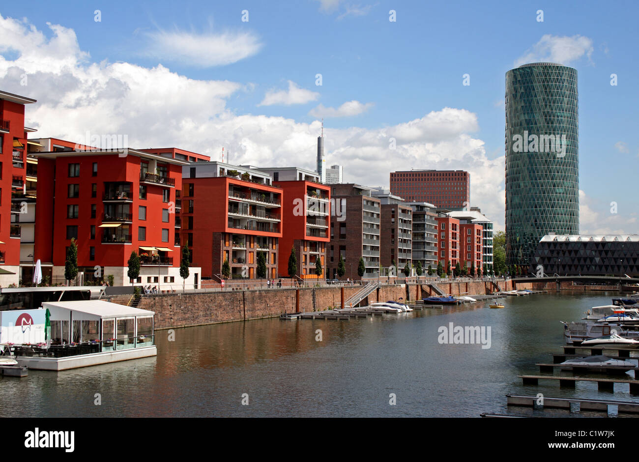 Residenziale moderno e architettura di business a Francoforte in Germania. Foto Stock