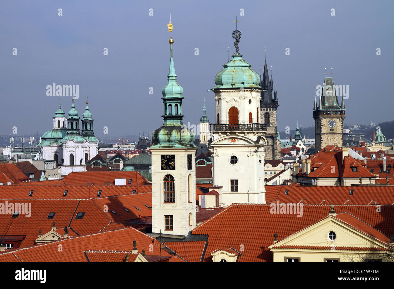 Chiesa di torri e tetti del cielo di Praga a Praga, Repubblica Ceca Foto Stock