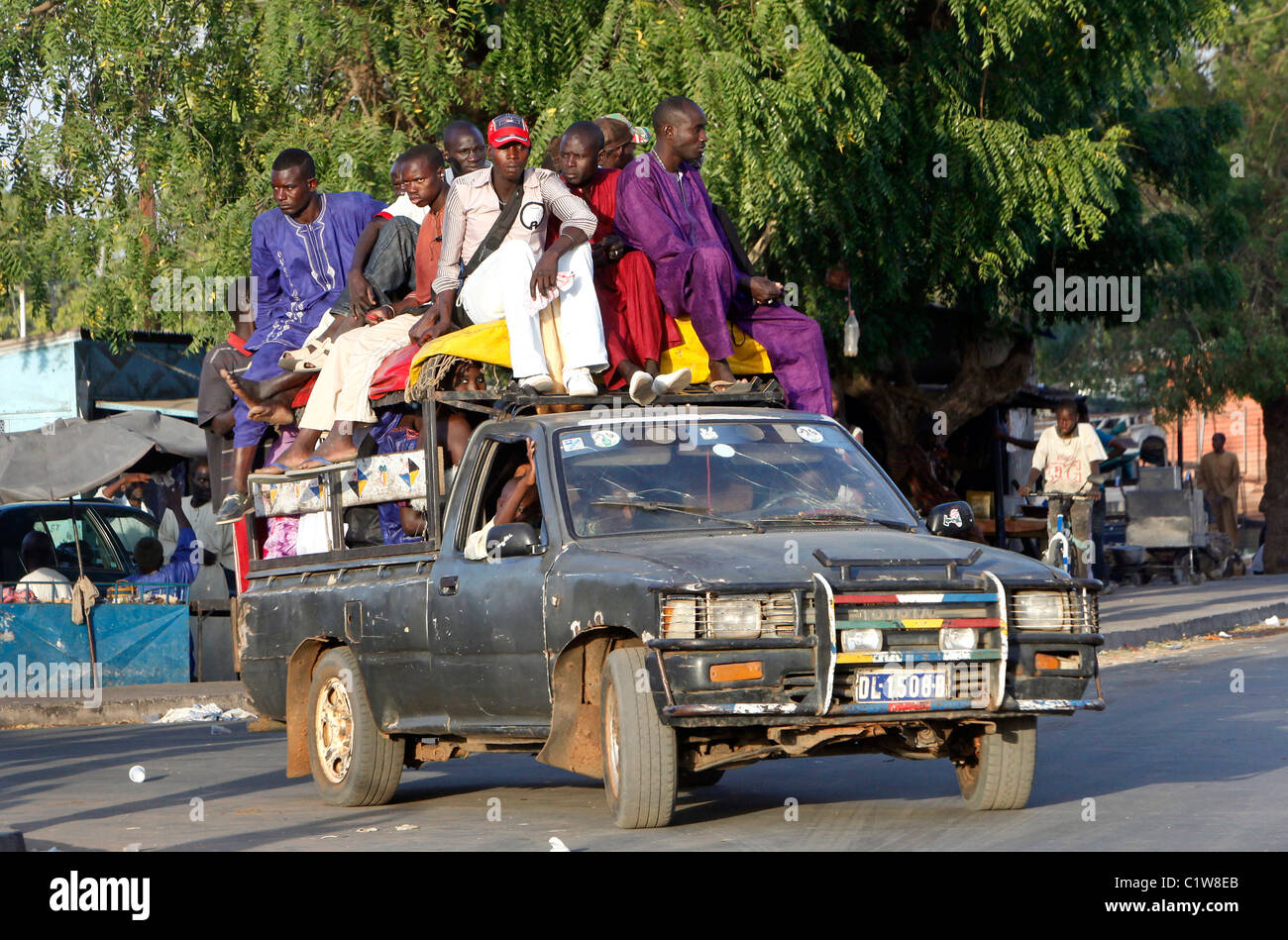 Sovraccarico Taxi, pickup truck in M'Backe, Senegal Africa Foto Stock