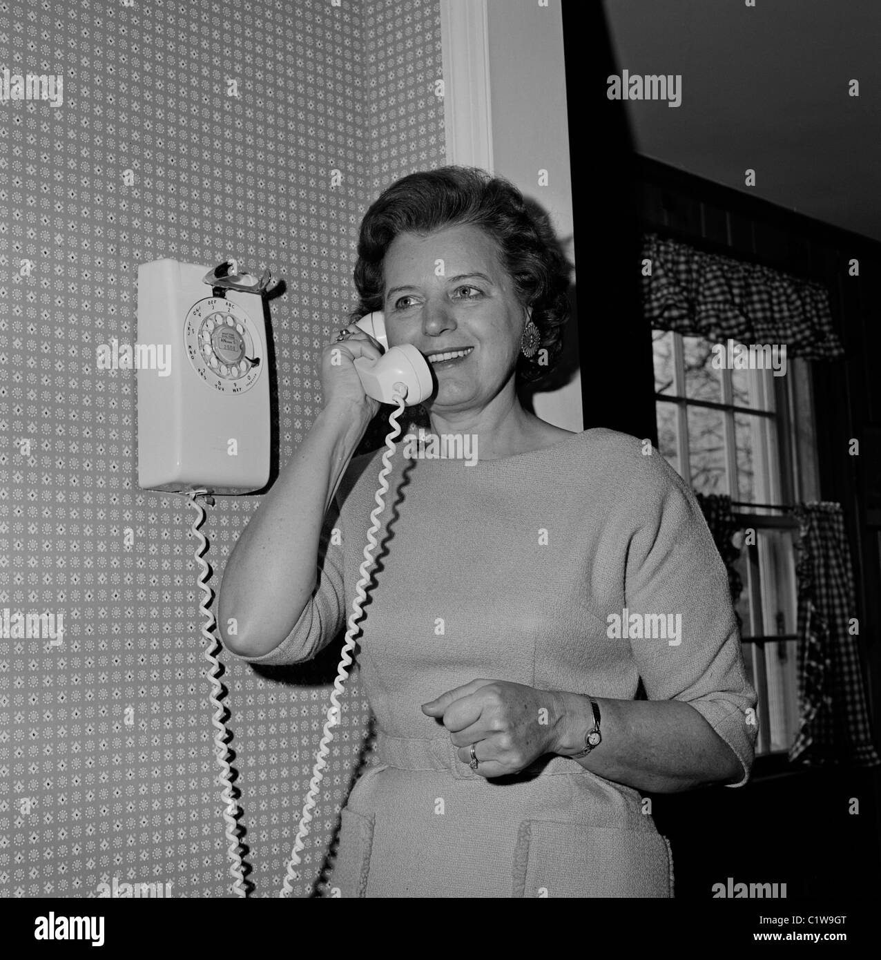 Donna matura parlare tramite telefono e sorridente Foto Stock Donna matura parlare tramite telefono e sorridente Foto Stock
