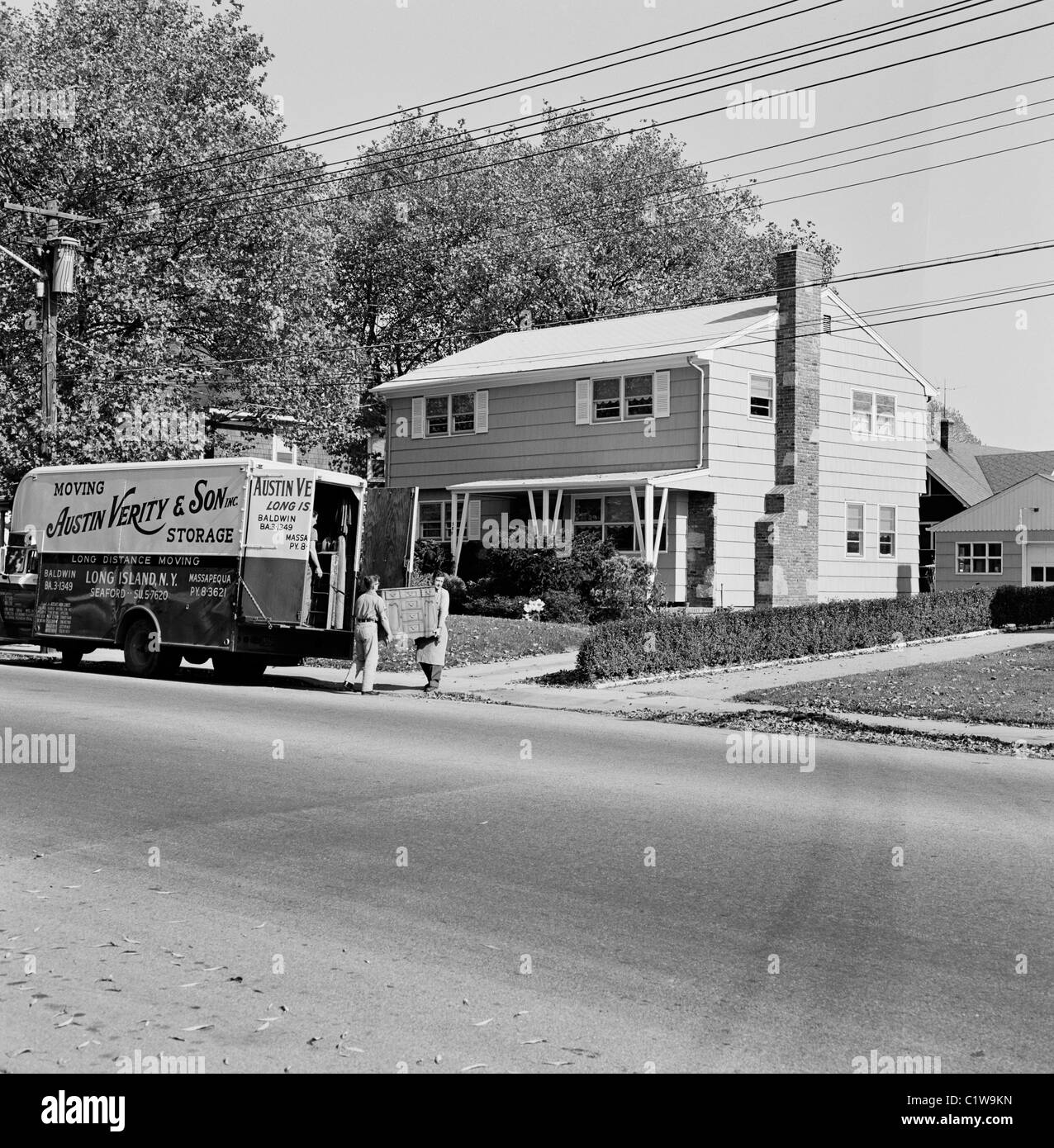 Coppia giovane lo spostamento Foto Stock