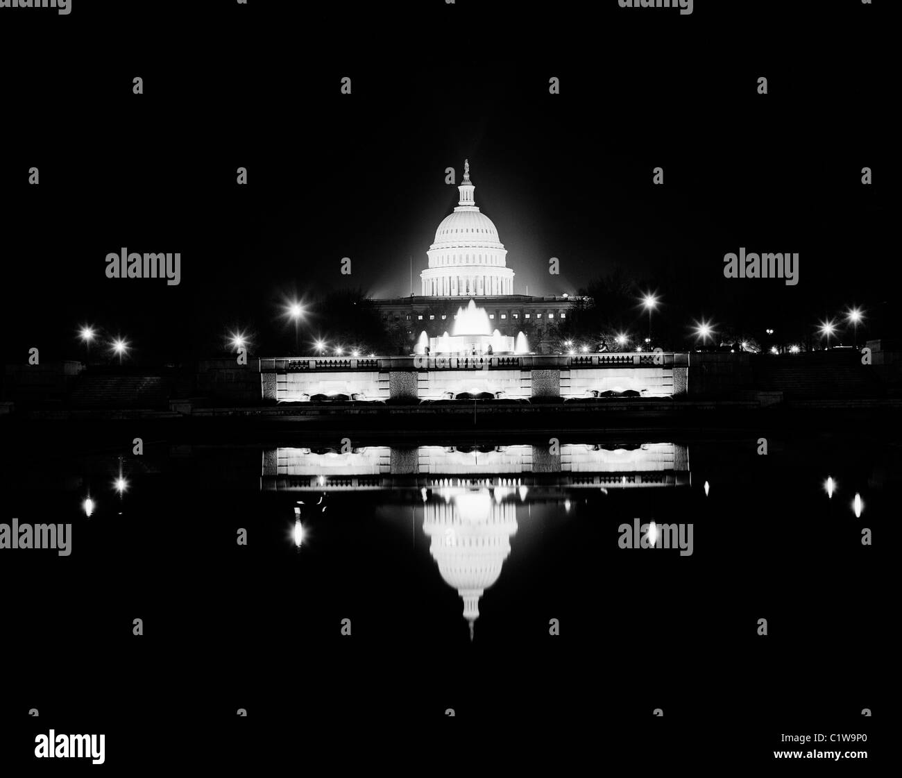 Stati Uniti d'America, Washington DC, il Campidoglio US di notte riflettendo nel bacino di marea. Foto Stock