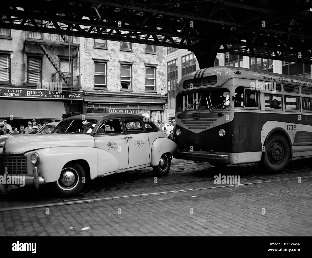 Stati Uniti d'America, New York City, Bus e Taxi incidente sulla Terza Avenue Foto Stock