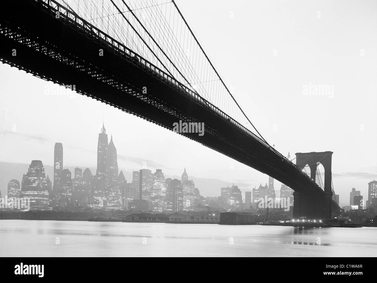 Stati Uniti d'America, New York New York skyline con ponte di Brooklyn Foto Stock