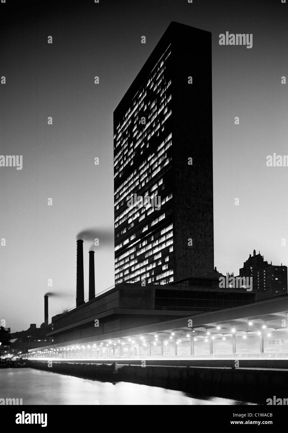 Stati Uniti d'America, New York City, vista notturna del Palazzo delle Nazioni Unite Foto Stock