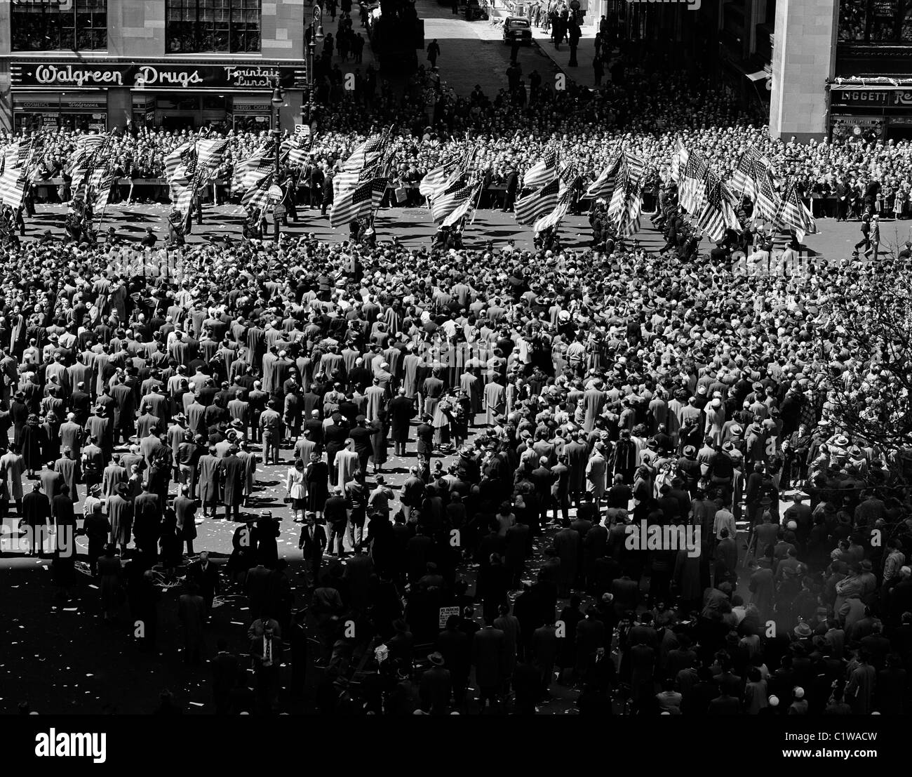 Stati Uniti d'America, New York City, spettatori durante il generale Douglas MacArthur sfilata in aprile 1951 Foto Stock