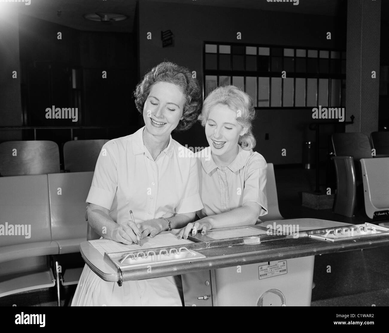 Due donne il riempimento in documenti Foto Stock