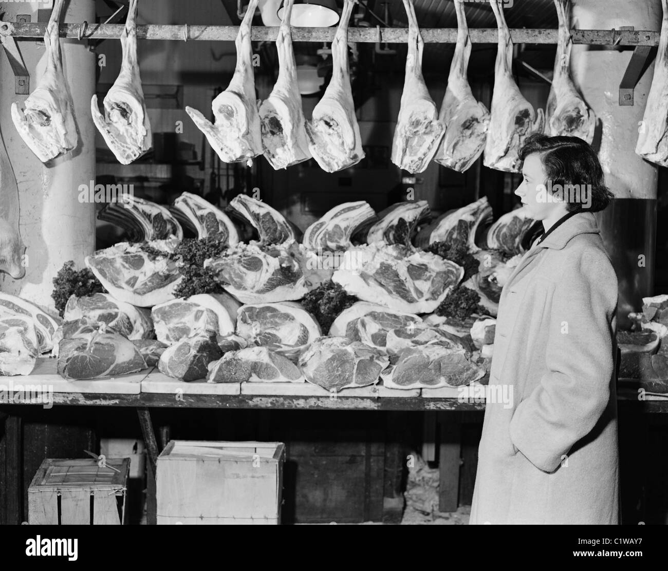 Donna in macelleria Foto Stock