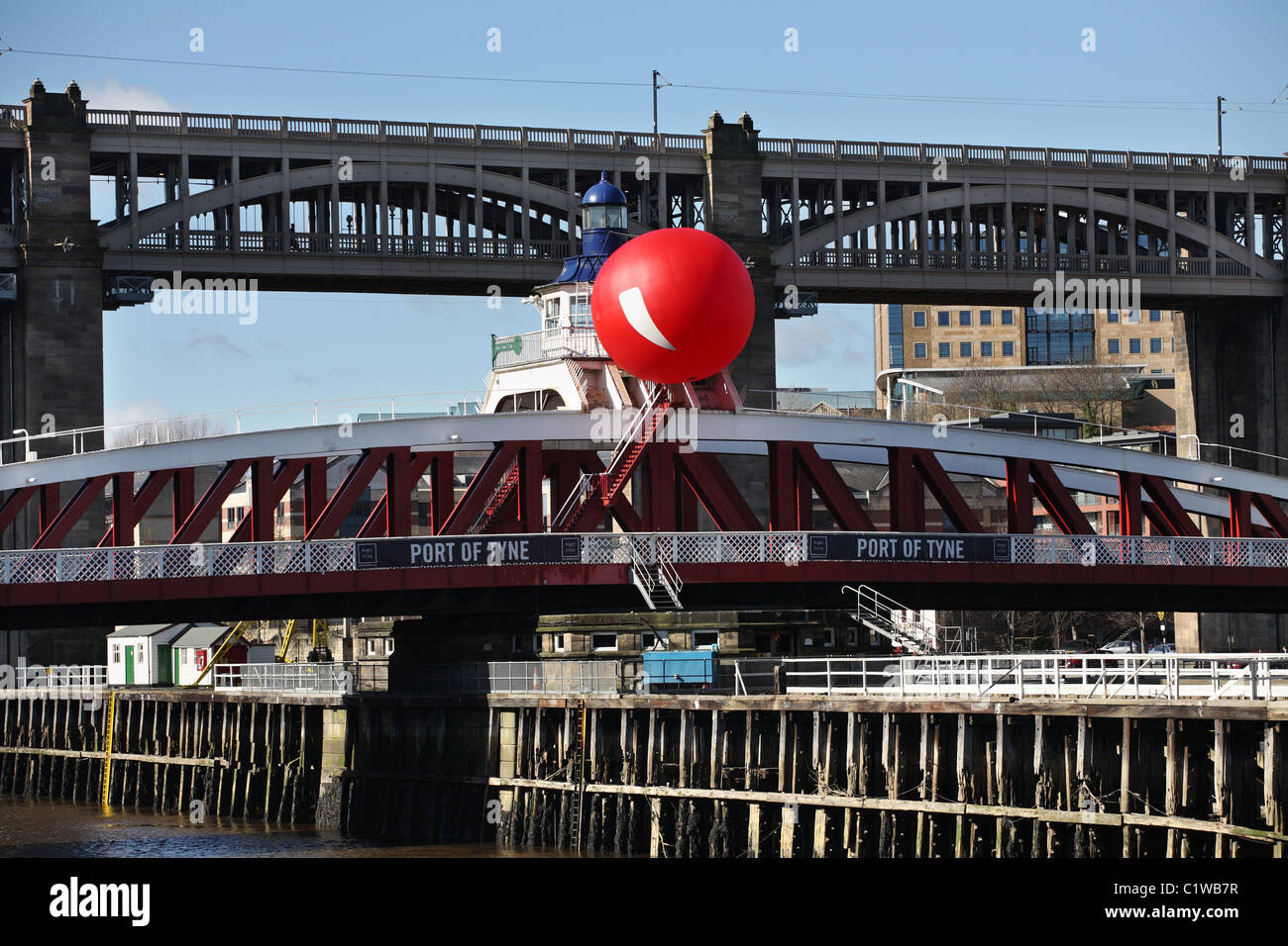 Th ponte girevole sul fiume Tyne sul naso rosso giorno Newcastle upon Tyne Foto Stock