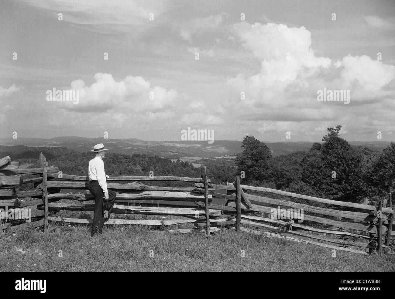 Agricoltore al recinto della rampa. Scena guardando ad est dal Monte Laural, NEGLI STATI UNITI. Route 50 (Old North Western Pike). West Virginia Foto Stock