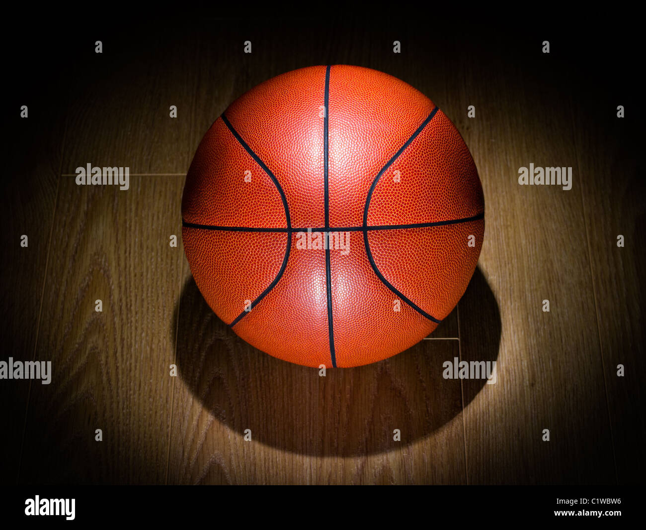 Lonely Basket su un pavimento Palestra Foto Stock
