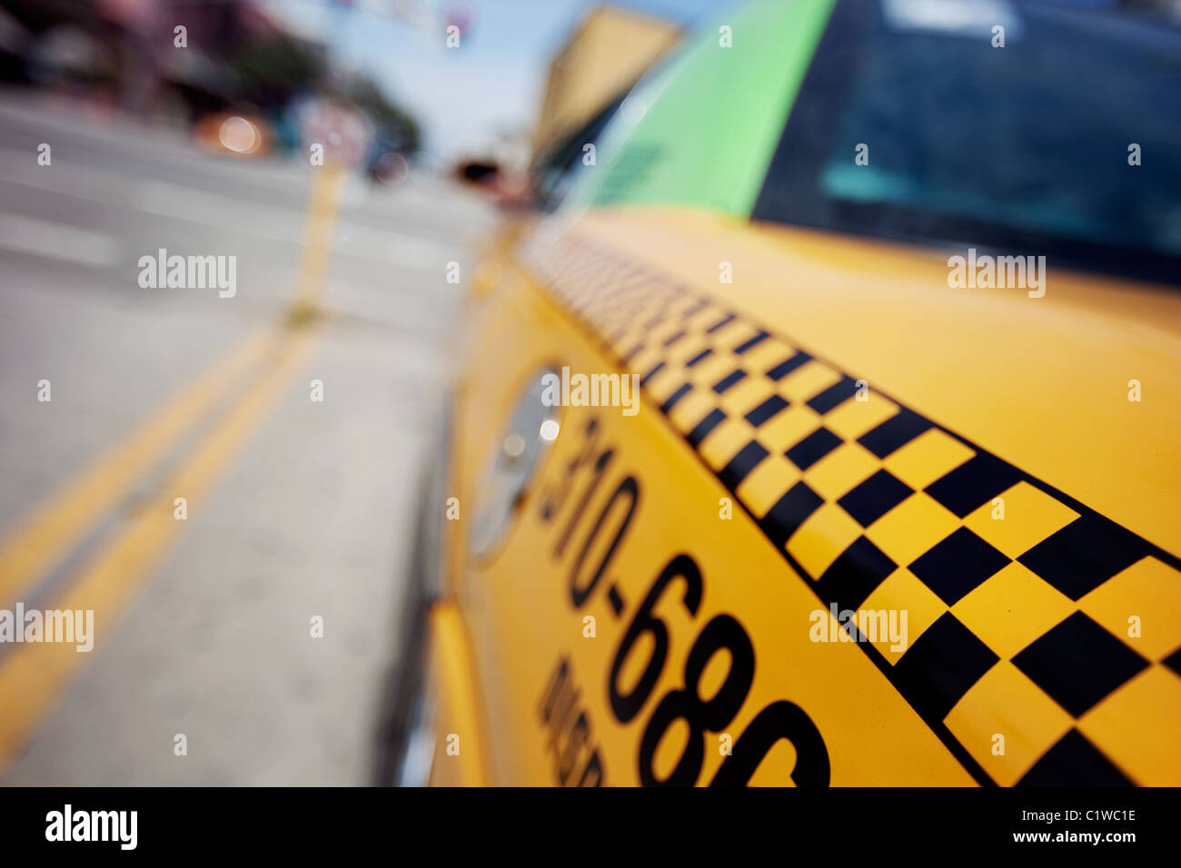 Close-up di un taxi a scacchi colpo della cabina dal lato posteriore in Santa Monica, CA Foto Stock