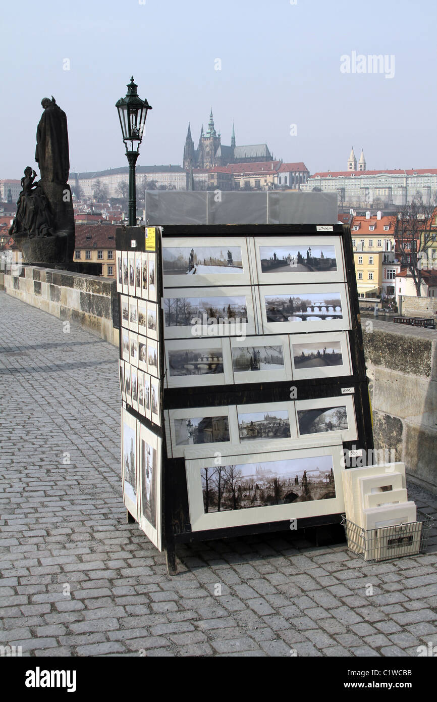 Souvenir turistici sul Ponte Carlo a Praga, Repubblica Ceca Foto Stock