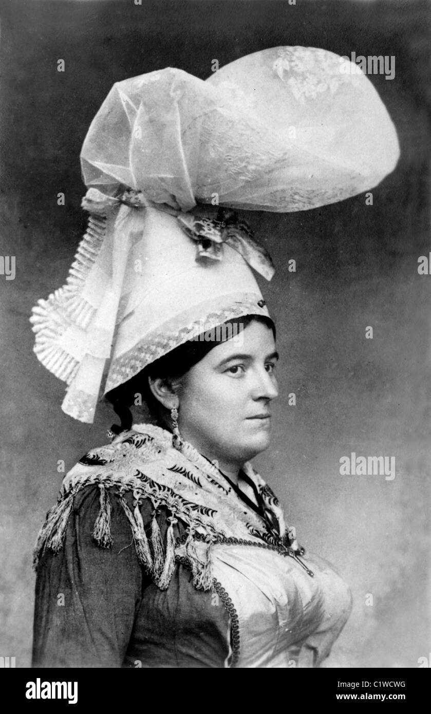 Ritratto di Norman Donna indossando tradizionale Lace Headdress, bretella di fissaggio o Headwear da Coutances, Normandia (c1900) Francia Foto Stock